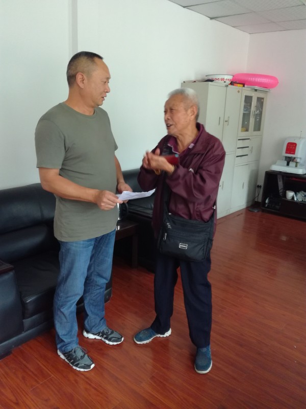 conew_老人送感谢信.jpg conew_老人送感谢信.jpg