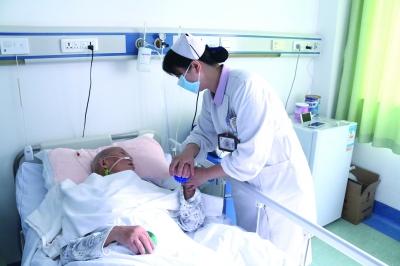 管床护士朱厚莉放音乐唤醒昏迷老人_b.jpg 管床护士朱厚莉放音乐唤醒昏迷老人_b.jpg